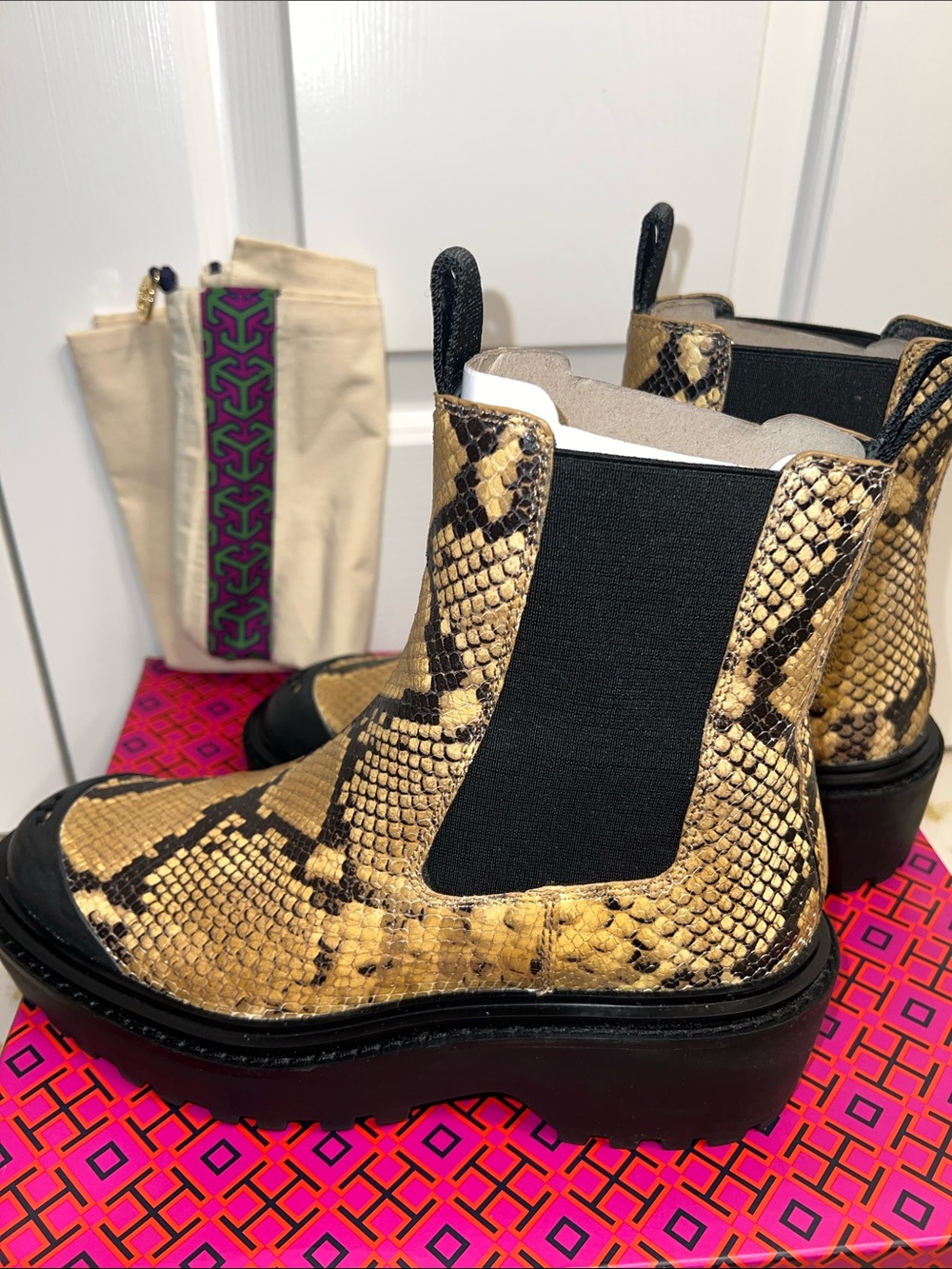 Tory Burch Chelsea Lug Platform in Pale Desert Roccia/ Black W size 8.5